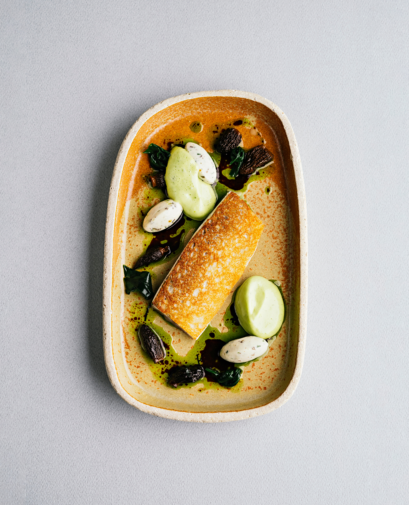 Poisson de nos lacs en croute de pain fenouil haricot vert et verveine restaurant gastronomique annecy