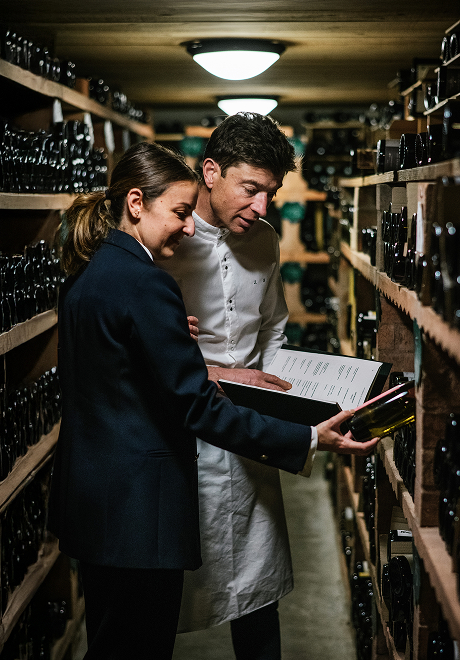 Jean Sulpice dans la cave aux vins