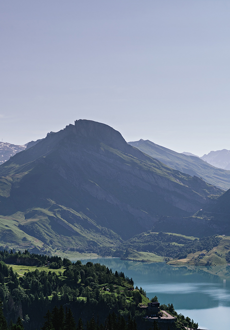 lac d'Annecy et vue sur les montagnes