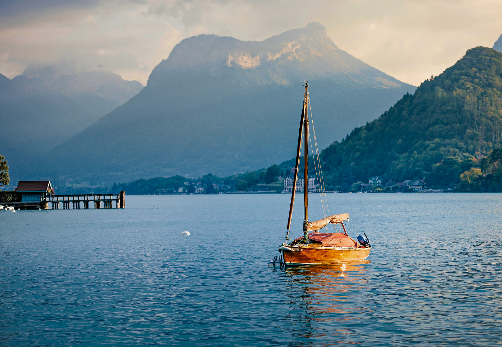 vue sur le lac d'Annecy et les montagnes